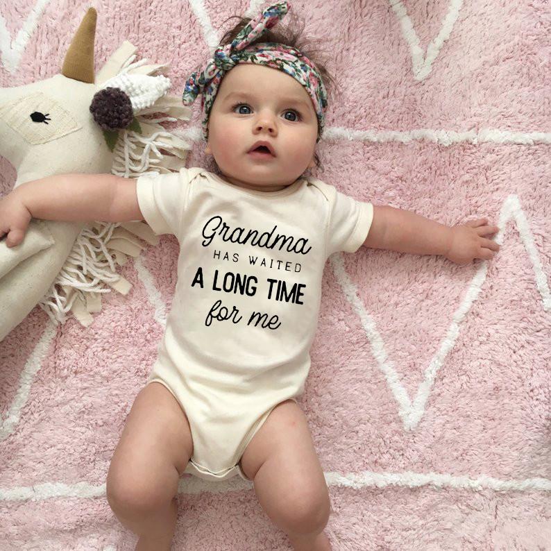 Macacão de bebê "A vovó esperou muito tempo por mim" 
