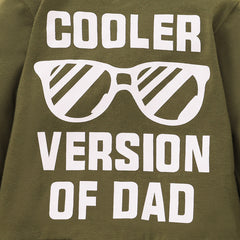 Conjunto de moletom com estampa de letras "COOLER VERSION OF DAD" com calças camufladas para bebê, 2 peças