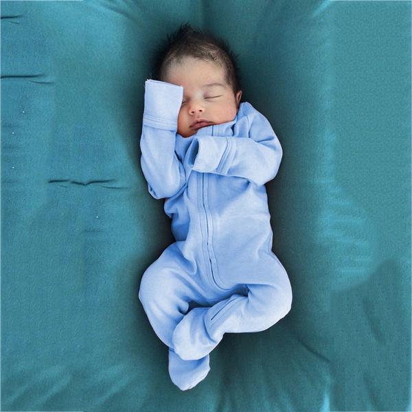 Lindo macacão de bebê de manga comprida de cor sólida