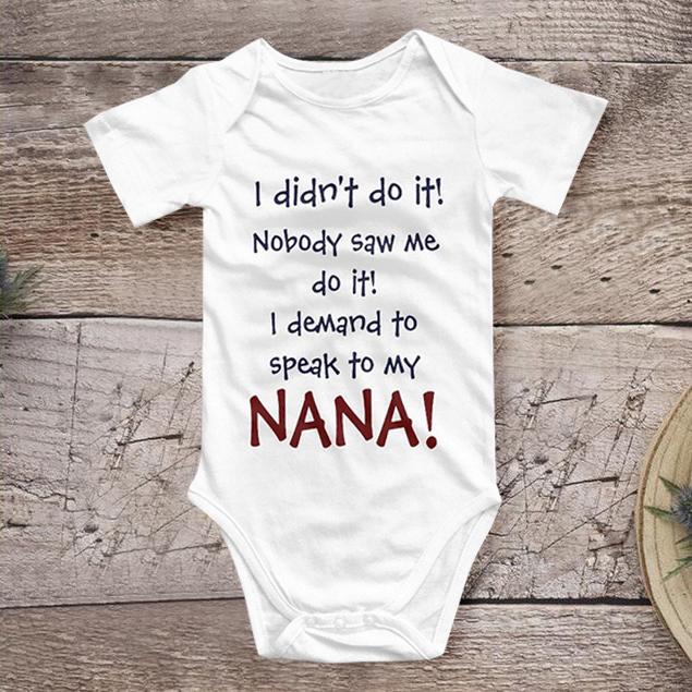 Macacão de bebê estampado com letras engraçadas