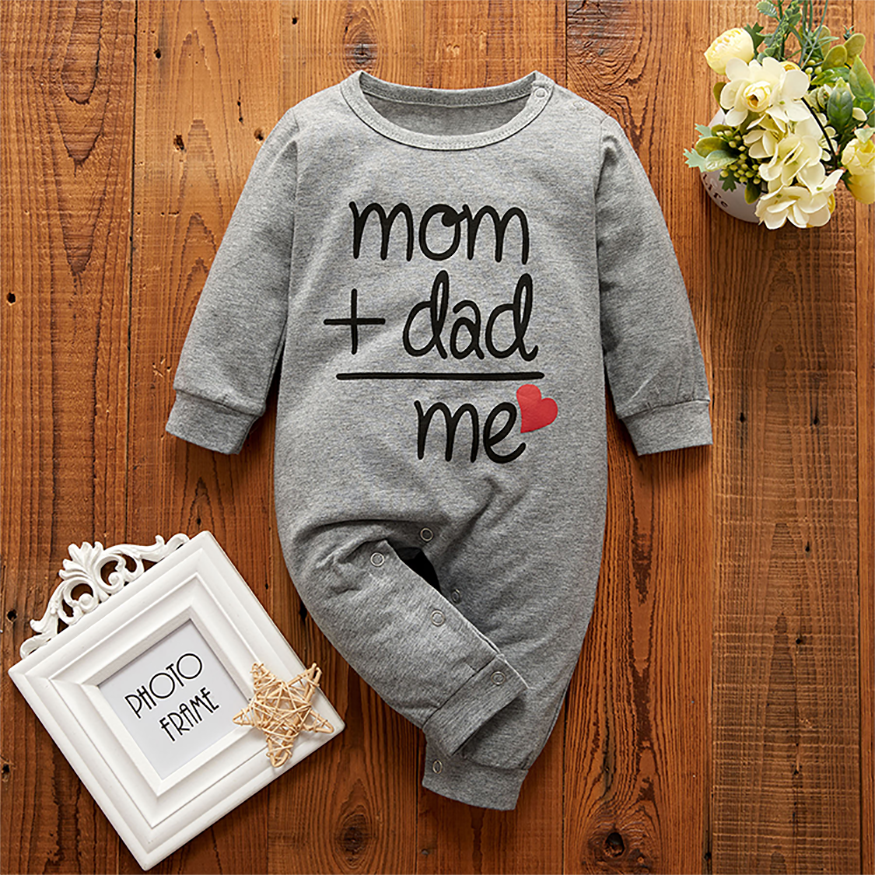 Macacão de bebê de manga comprida estampado com letras lindas "mamãe papai me" 