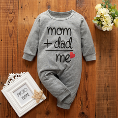Macacão de bebê de manga comprida estampado com letras lindas "mamãe papai me" 