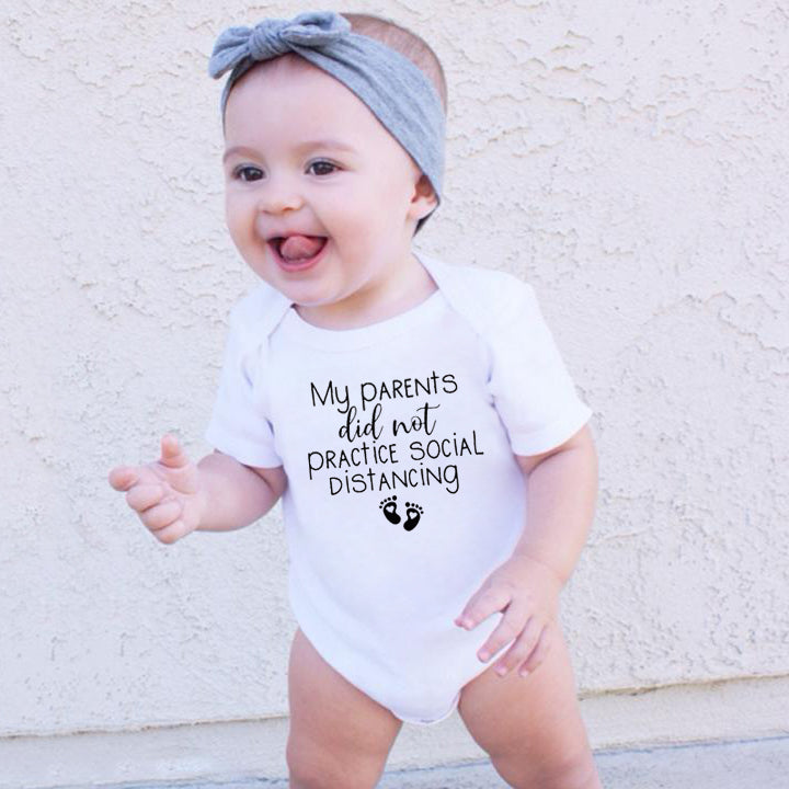 Macacão de bebê de manga curta com estampa sólida e letras engraçadas "Meus pais não praticavam distanciamento social"