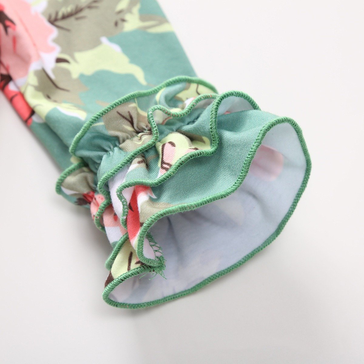 Lindo pijama estampado floral para bebê com chapéu 