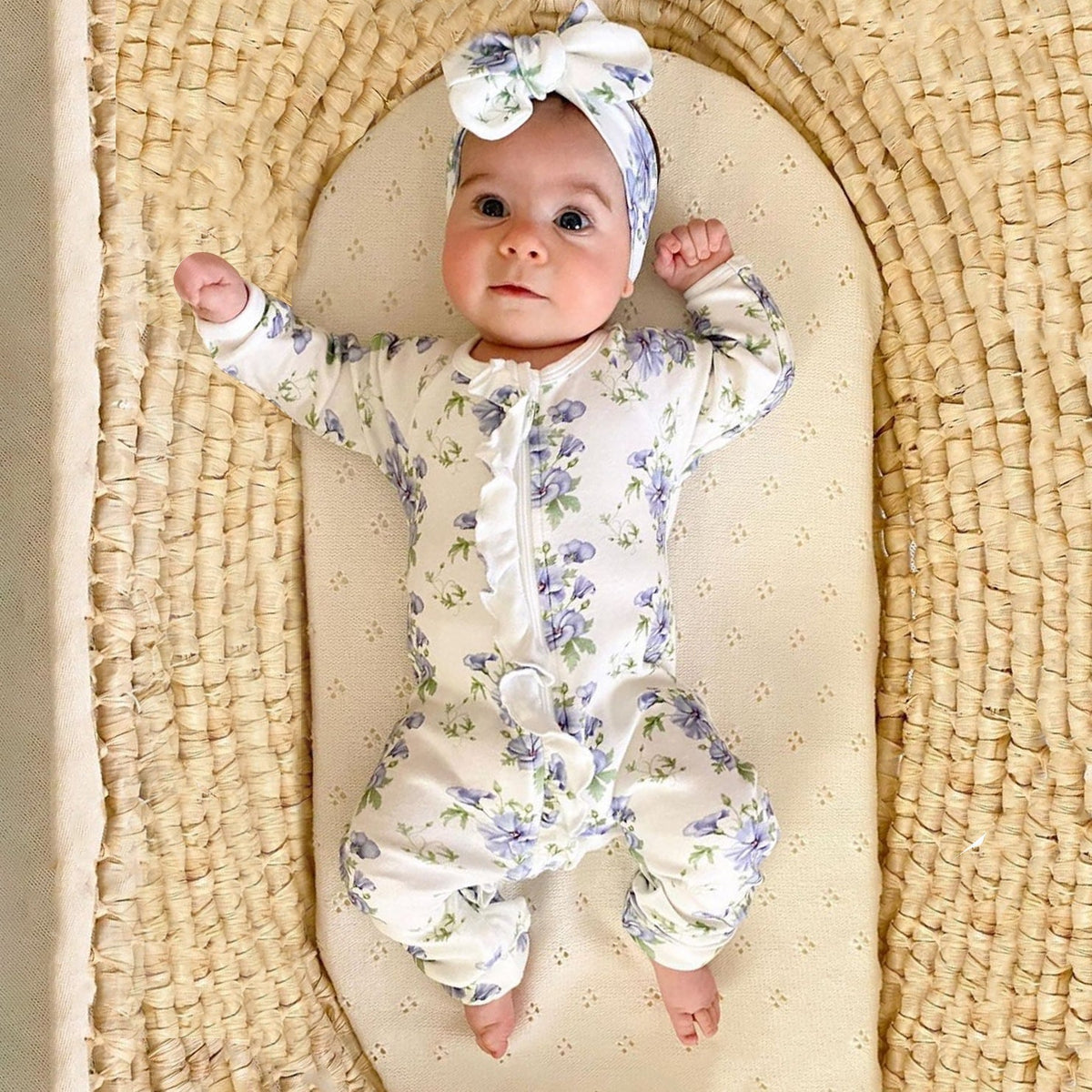 Macacão de bebê com estampa floral e babados com zíper e 2 peças