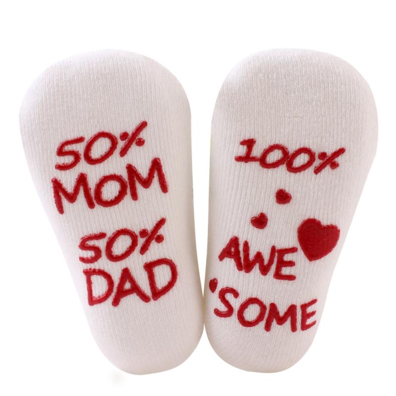 1 par de meias macias estampadas com letras para bebês recém-nascidos fofos para bebês meninos e meninas