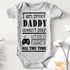 Je suis la preuve que papa ne joue pas à un jeu vidéo Lettre imprimée Barboteuse pour bébé