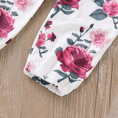 Macacão com babados, calça floral e faixa de cabeça