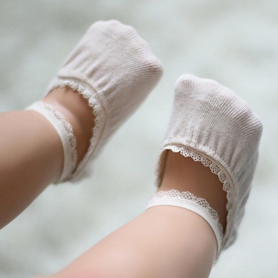 Jolies chaussettes en dentelle pour bébé