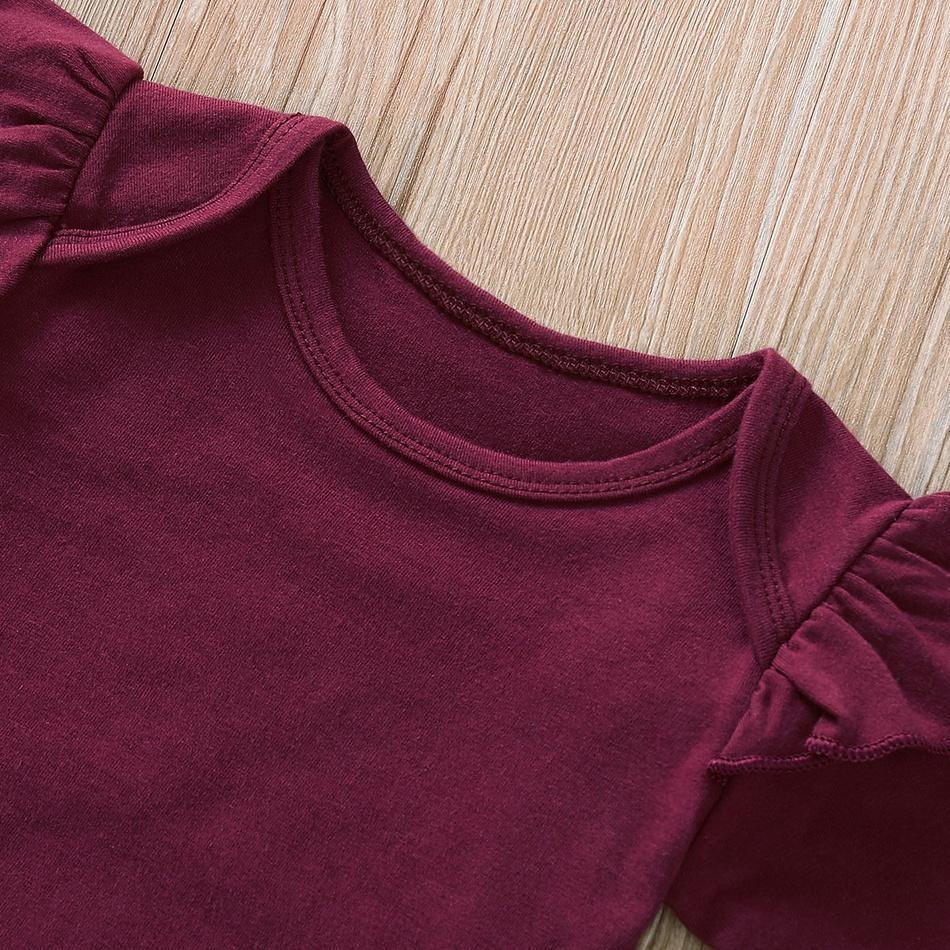 Macacão com babados, calça floral e faixa de cabeça