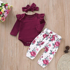 Macacão com babados, calça floral e faixa de cabeça