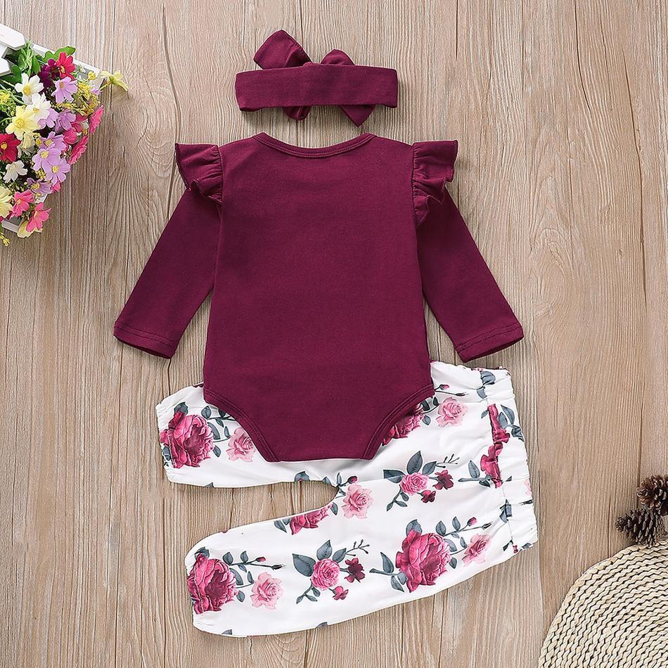 Macacão com babados, calça floral e faixa de cabeça