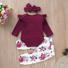 Macacão com babados, calça floral e faixa de cabeça
