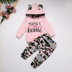 Conjunto de 2 peças com capuz estampado com letras "MAMA'S BESTIE" e calças camufladas para bebês