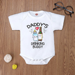 Macacão infantil de manga curta com estampa de letras "Daddy's DRINKING BUDDY"