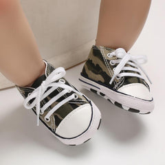 Sapatos de lona antiderrapantes camuflados para bebês meninos e meninas