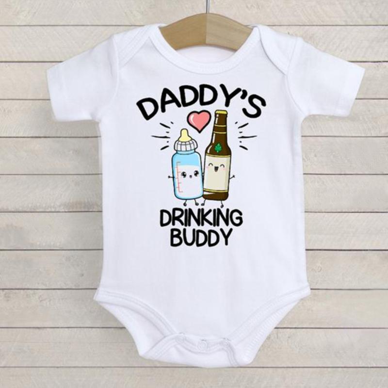 Macacão infantil de manga curta com estampa de letras "Daddy's DRINKING BUDDY"