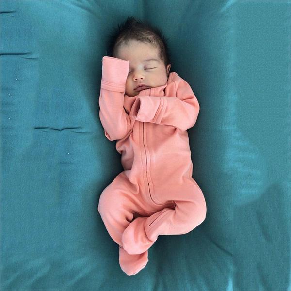 Lindo macacão de bebê de manga comprida de cor sólida