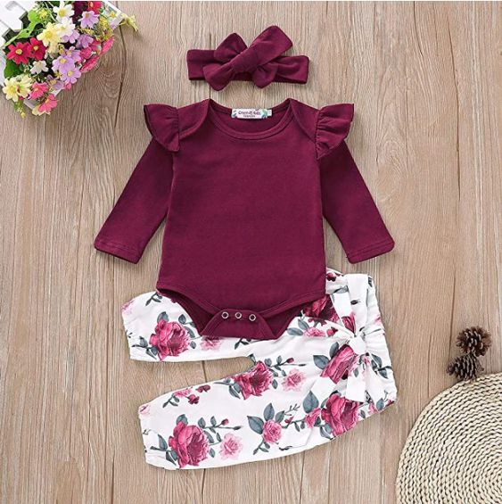 Macacão com babados, calça floral e faixa de cabeça