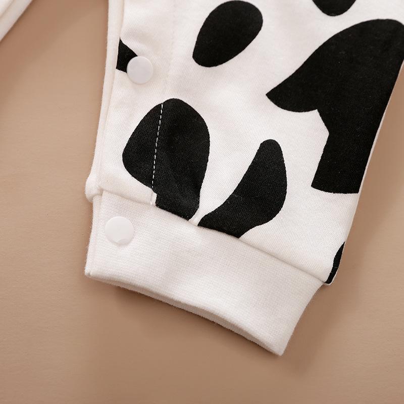 Macacão de vaca leiteira com padrão de desenho animado